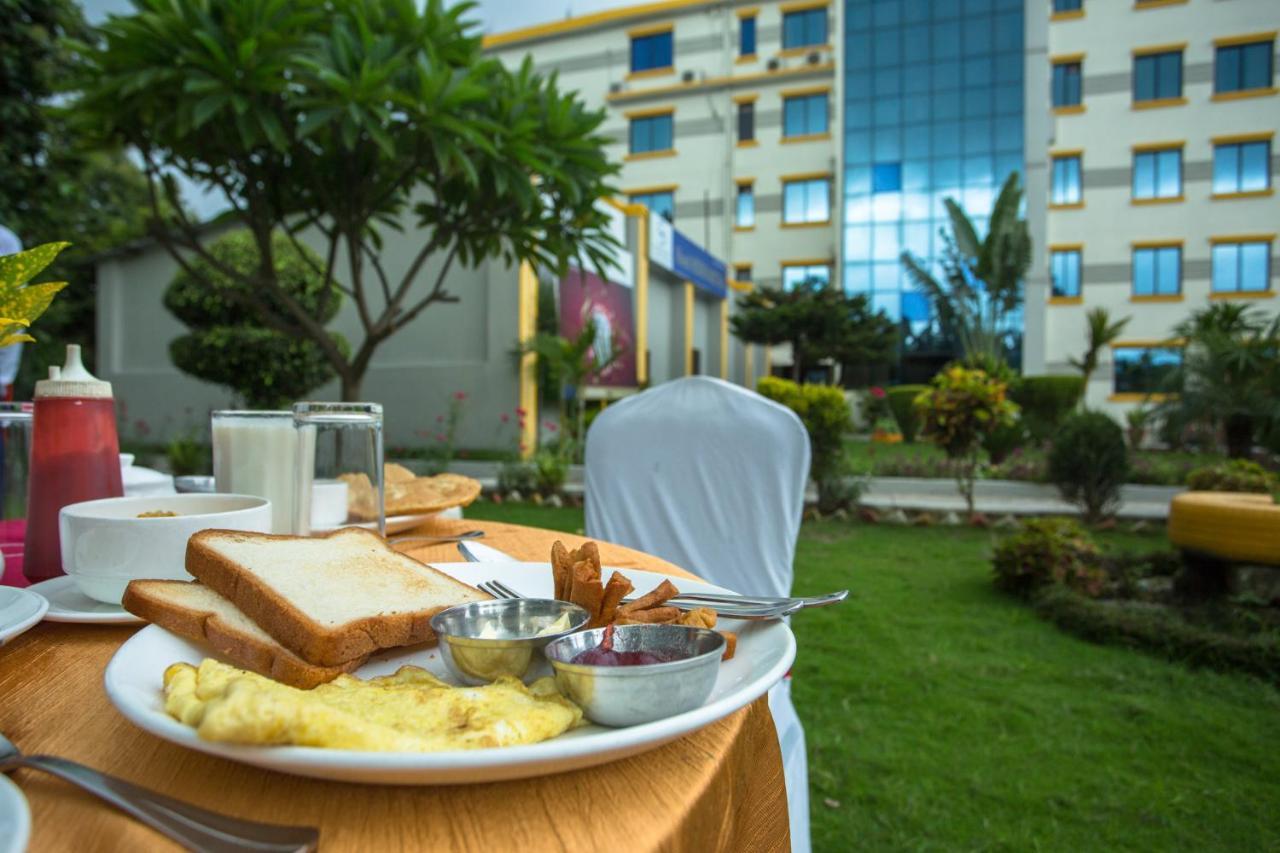 Siddhartha Hotel, Tikapur Exteriör bild